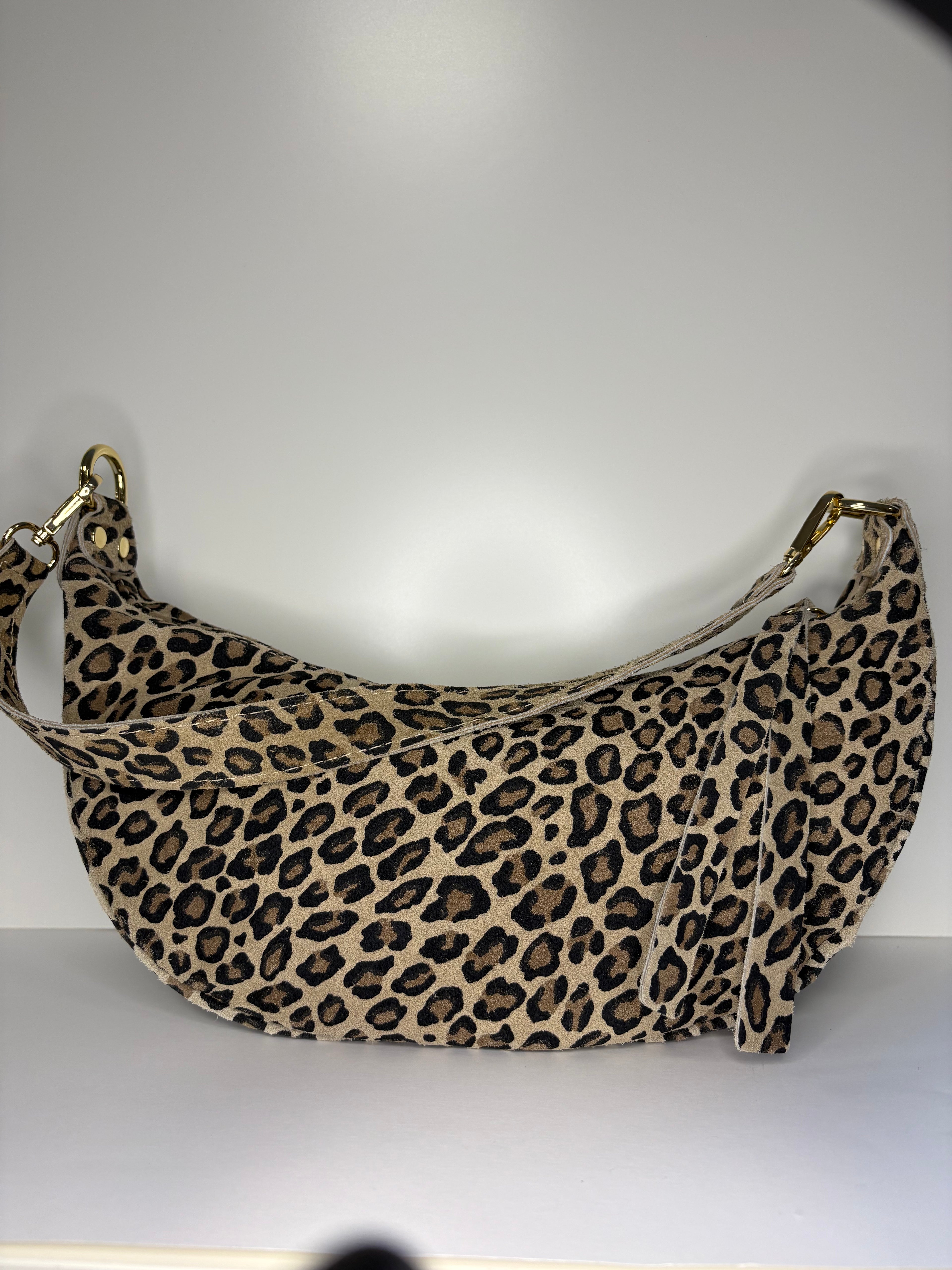 Leopardikuviollinen nahkainen crossbody laukku