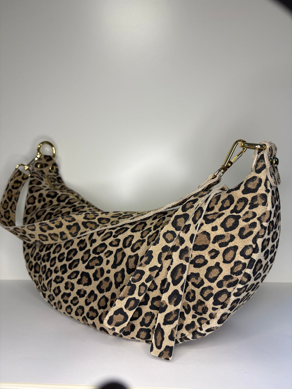 Leopardikuviollinen nahkainen crossbody laukku