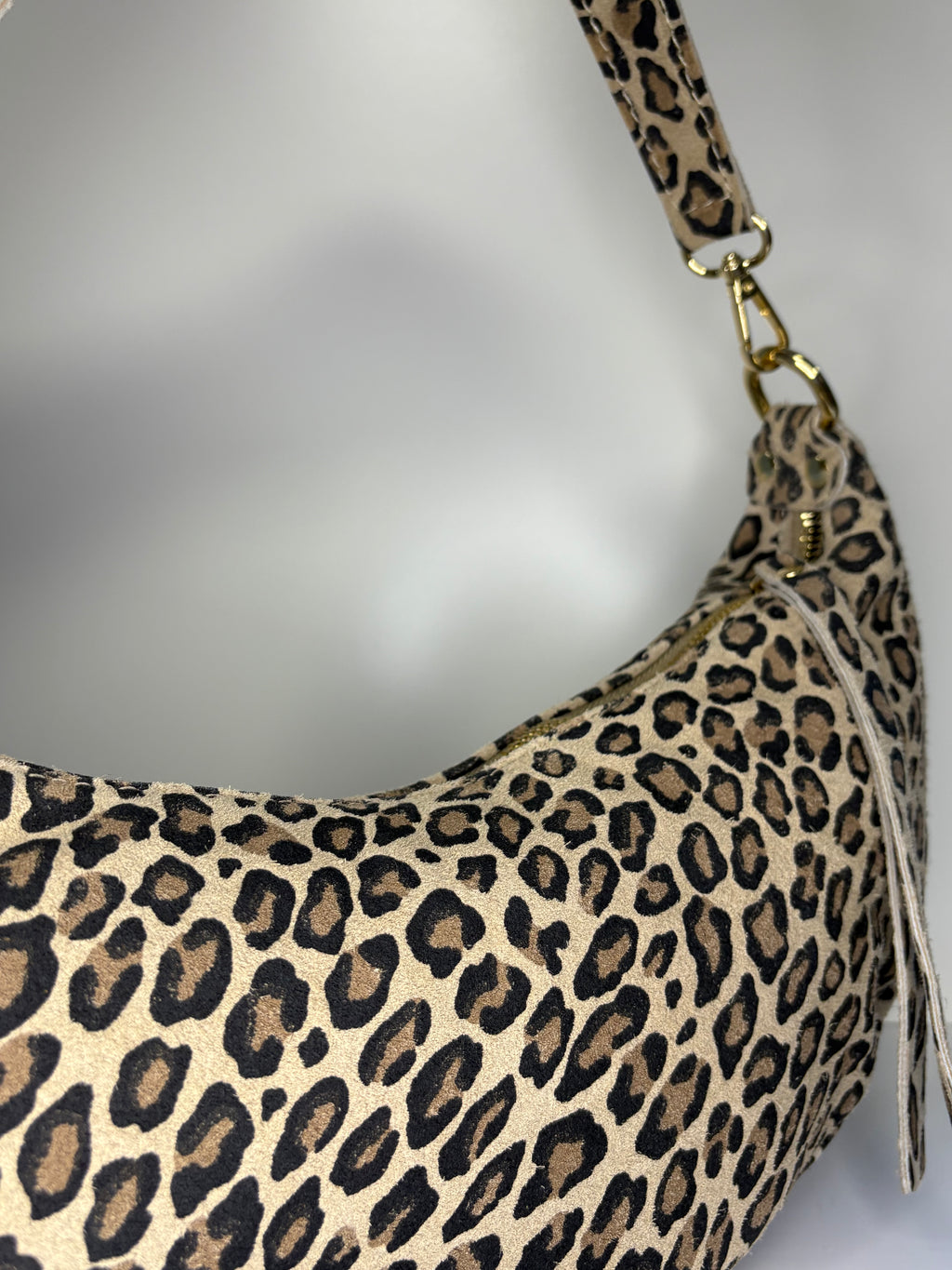 Leopardikuviollinen nahkainen crossbody laukku